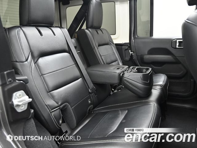 Jeep Wrangler 2021 — photo 12