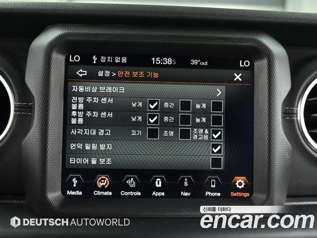 Jeep Wrangler 2021 — photo 17