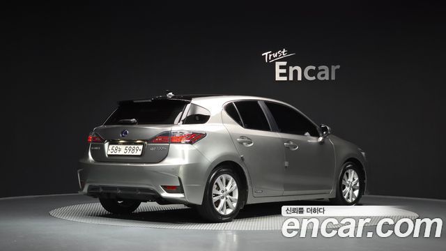 Lexus CT200h 2017 — photo 2
