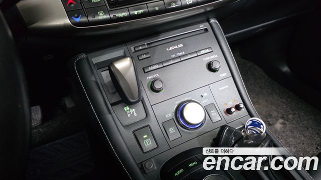 Lexus CT200h 2017 — photo 9