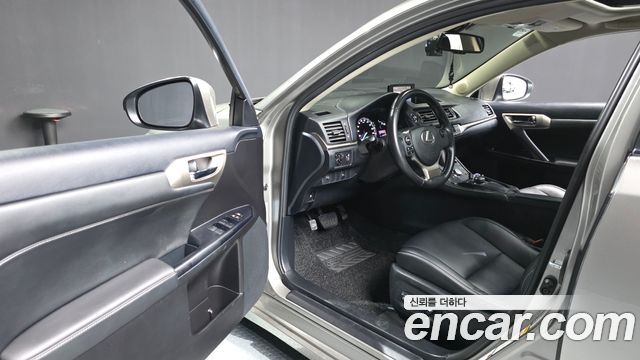 Lexus CT200h 2017 — photo 10