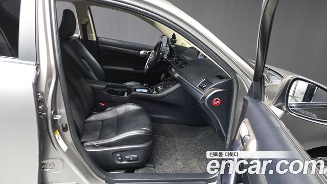 Lexus CT200h 2017 — photo 11