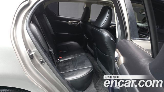 Lexus CT200h 2017 — photo 12