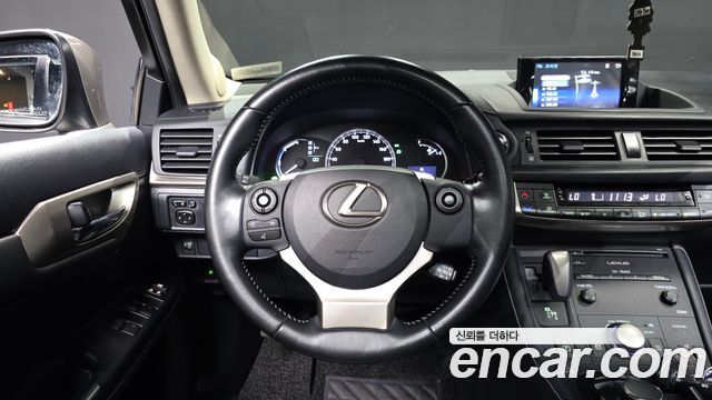 Lexus CT200h 2017 — photo 13