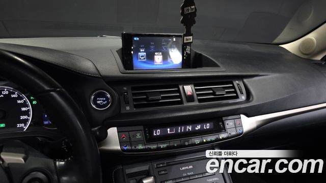 Lexus CT200h 2017 — photo 15