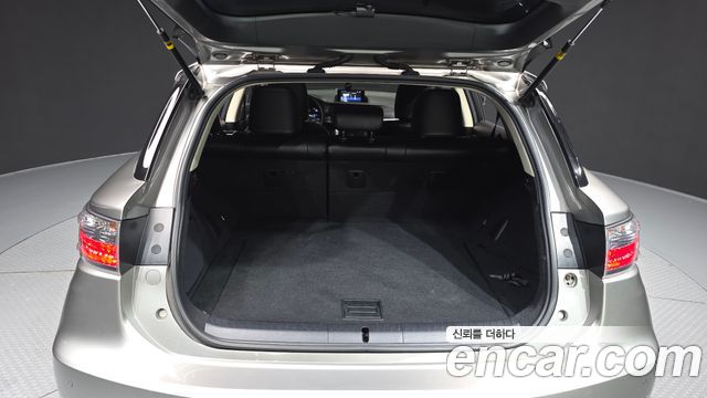 Lexus CT200h 2017 — photo 20