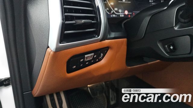 BMW 8-Series 2025 — photo 20