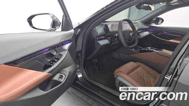 BMW 5-Series 2025 — photo 13