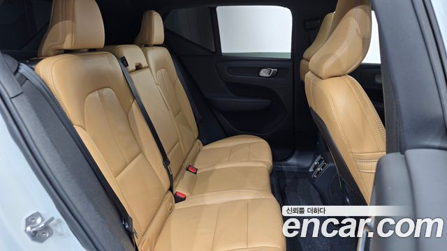 Volvo XC40 2021 — photo 17