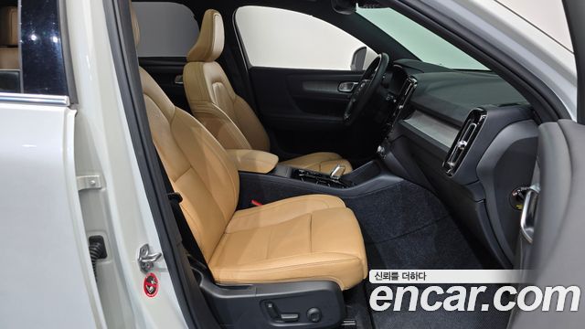 Volvo XC40 2021 — photo 16