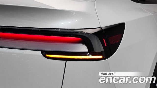Tesla Model Y 2025 — photo 9