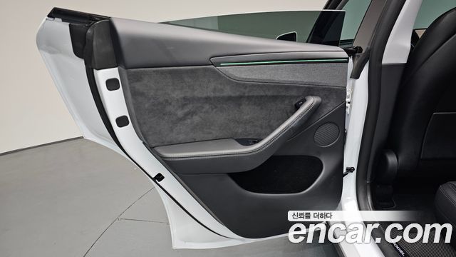 Tesla Model Y 2025 — photo 15