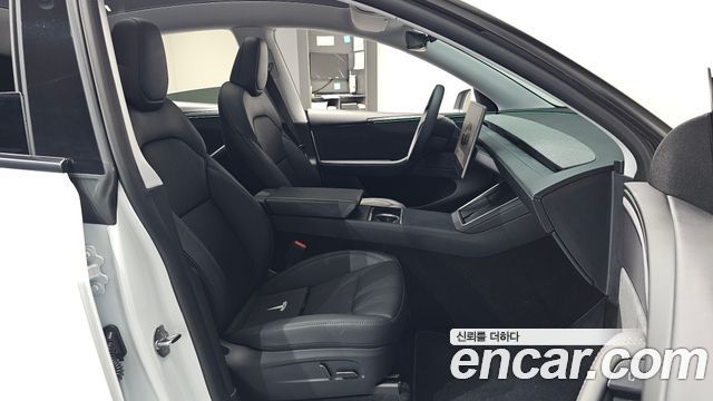 Tesla Model Y 2025 — photo 16