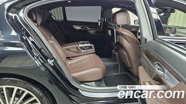 BMW 7-Series 2020 — photo 17