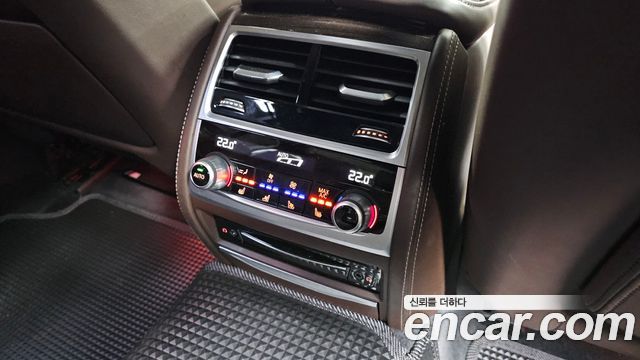 BMW 7-Series 2020 — photo 32