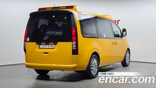 Hyundai Staria 2023 — photo 2