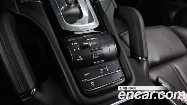 Porsche Cayenne 2016 — photo 31