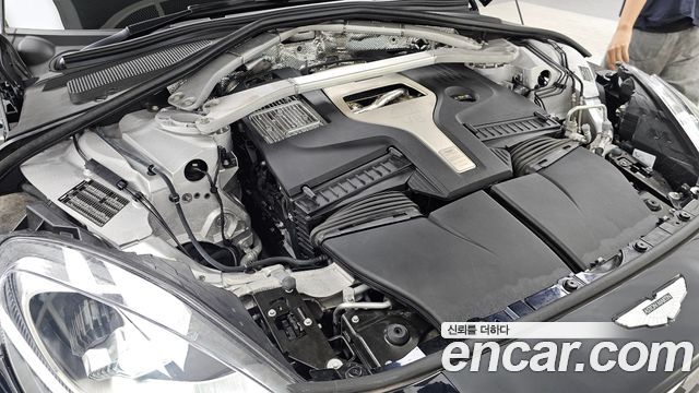 Aston Martin DBX 2023 — photo 6