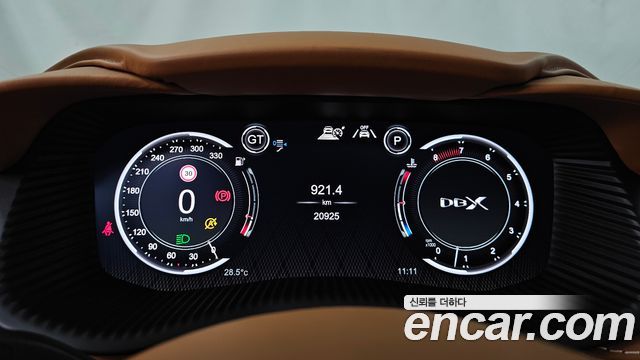 Aston Martin DBX 2023 — photo 11