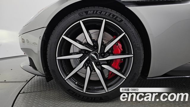 Aston Martin DB11 2023 — photo 5