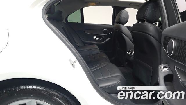 Mercedes-Benz C-Class 2019 — photo 17