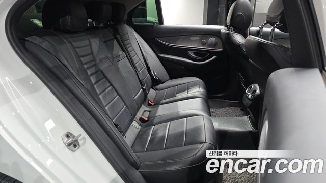 Mercedes-Benz E-Class 2019 — photo 11