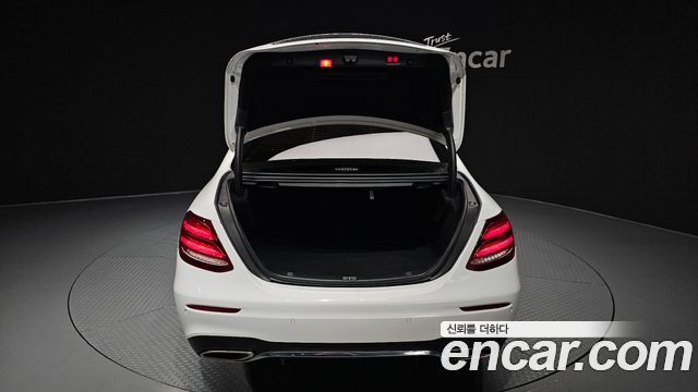 Mercedes-Benz E-Class 2019 — photo 20