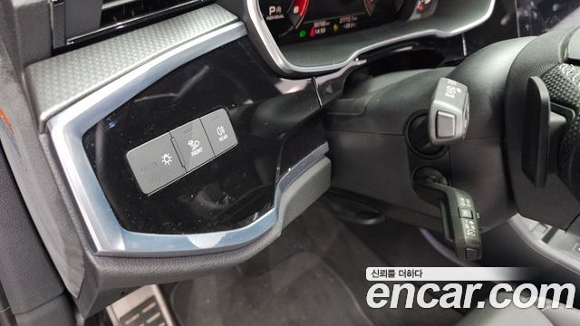 Audi Q3 2022 — photo 28