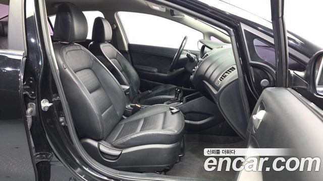 Kia K3 2016 — photo 17