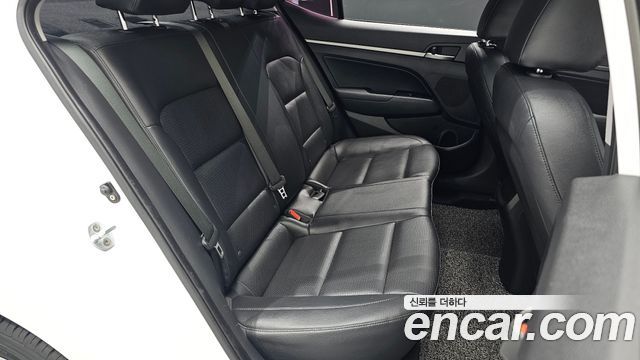 Hyundai AVANTE 2016 — photo 11