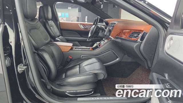Lincoln Continental 2018 — photo 17