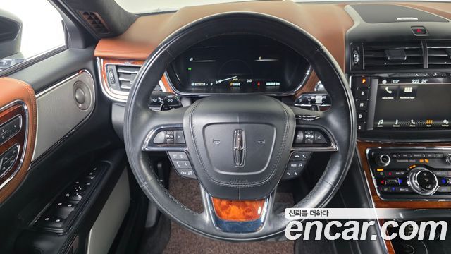 Lincoln Continental 2018 — photo 19