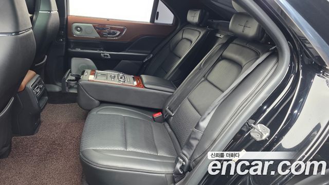 Lincoln Continental 2018 — photo 16