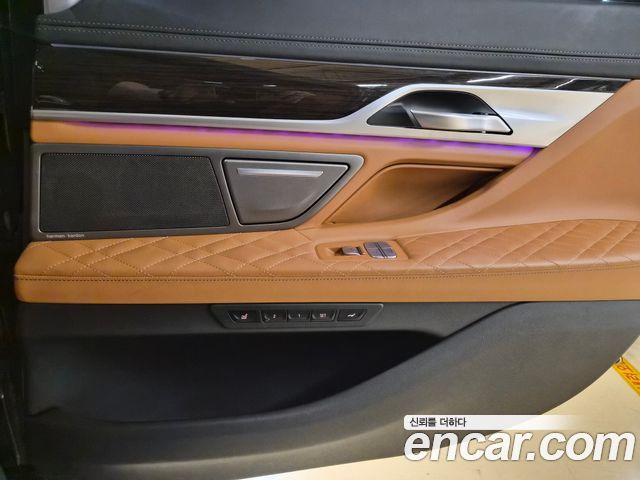 BMW 7-Series 2021 — photo 18