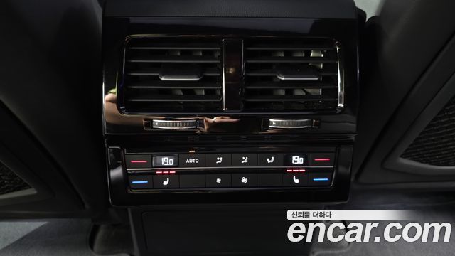Volkswagen Touareg 2021 — photo 22