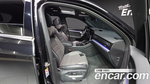 Volkswagen Touareg 2021 — photo 16