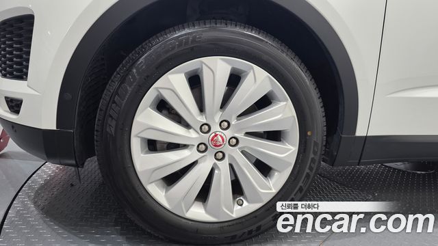 Jaguar E-PACE 2019 — photo 5