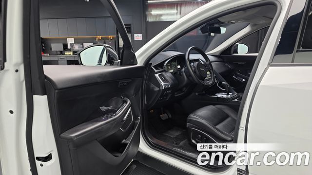 Jaguar E-PACE 2019 — photo 13