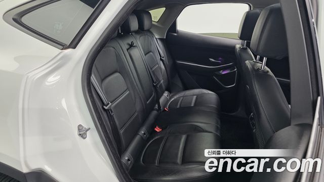 Jaguar E-PACE 2019 — photo 17