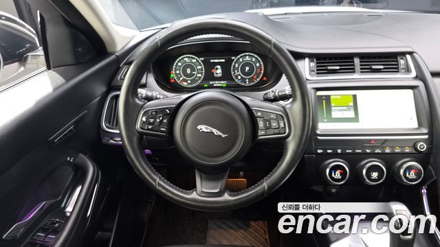 Jaguar E-PACE 2019 — photo 19