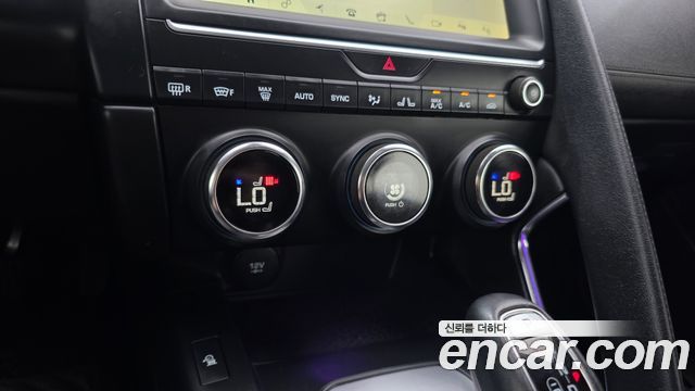 Jaguar E-PACE 2019 — photo 23