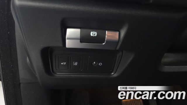 Jaguar E-PACE 2019 — photo 26