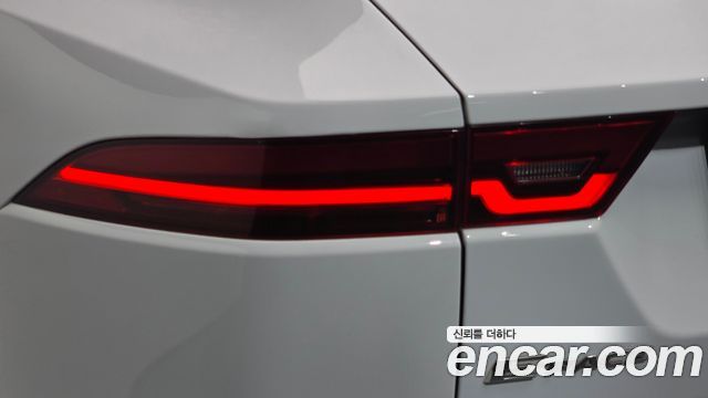 Jaguar E-PACE 2019 — photo 9