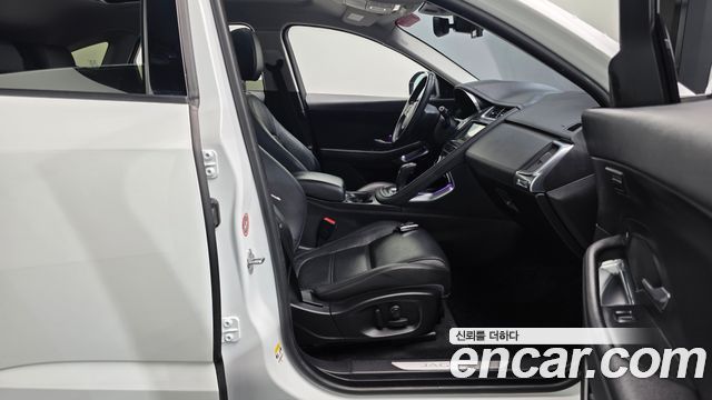 Jaguar E-PACE 2019 — photo 16