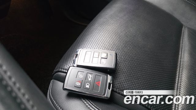 Jaguar E-PACE 2019 — photo 27