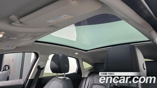 Jaguar E-PACE 2019 — photo 32