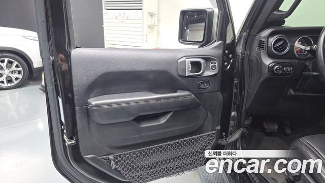 Jeep Wrangler 2018 — photo 14