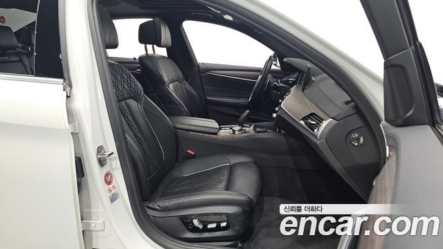 BMW 5-Series 2018 — photo 13