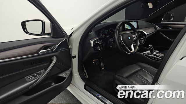 BMW 5-Series 2018 — photo 17