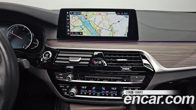 BMW 5-Series 2018 — photo 20